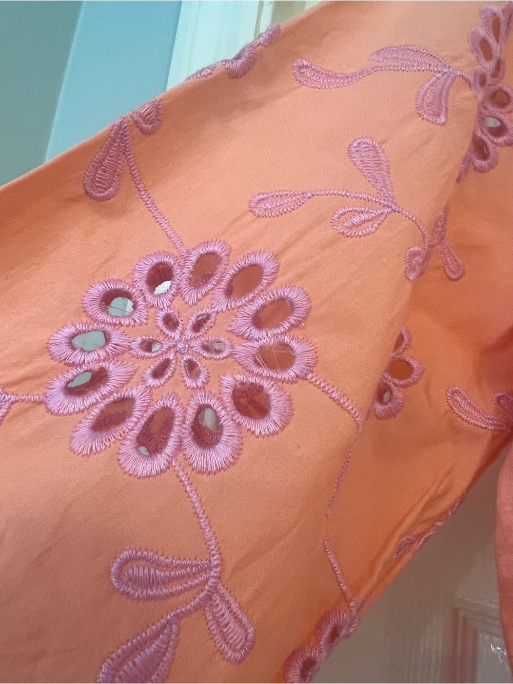 🧡🌸 Belle by Kim Gravel Contrast Eyelet Top – Orange/Lilac 3/4 Sleeves Size M🌸🧡 - Picture 2 of 5
